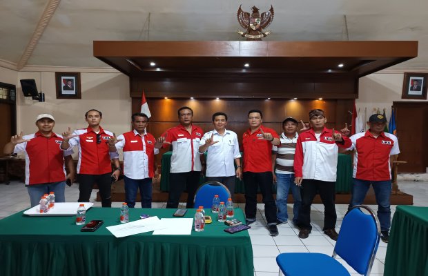 Foto: Kepala Desa Pesanggrahan Bersatu dengan LSM LIRA desak pihak penggembang untuk kembalikan fungsi sungai