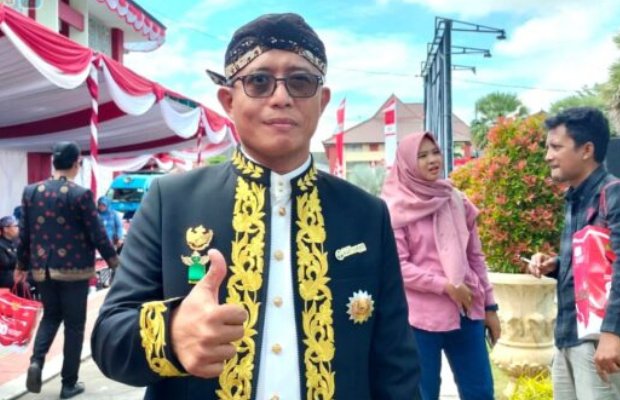 Foto: Direktur Utama BPRS Bhakti Sumekar, H. Hairil Fajar, saat menghadiri upacara bendara HUT ke-80 Kemerdekaan RI di halaman kantor Pemkab Sumenep
