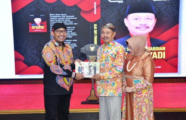 Foto: Bupati Sumenep Achmad Fauzi Wongsojudodab Sekda Edy Rasiyadi 
