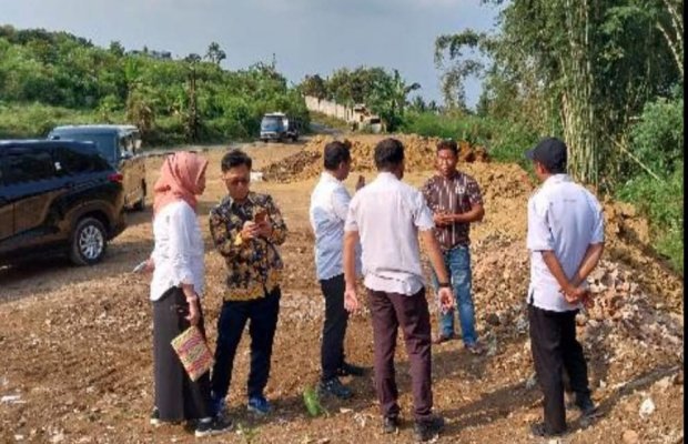Foto: Kepala DPMPST Kota Batu, saat sidak lokasi.