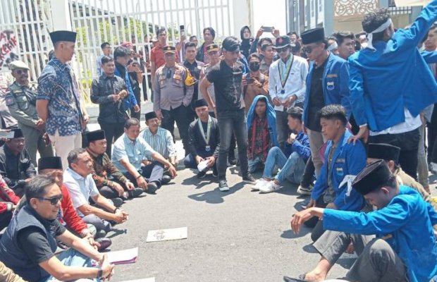 Foto: Massa PMII Sumenep saat Demo Revisi Perda Tembakau