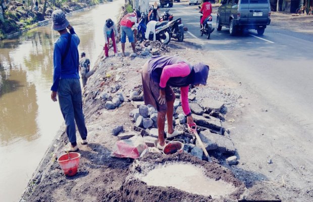 Foto: Pekerja mengaduk campuran, dengan metode manual.