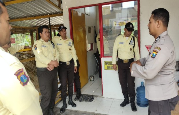 Foto: Anggota Satbinmas Polres Lumajang memberikan edukasi
