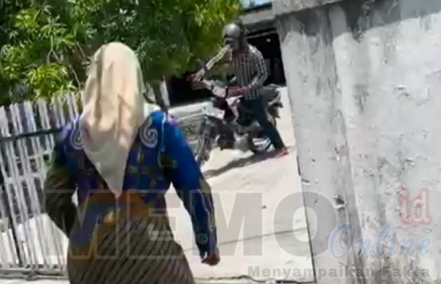 Foto : Emak - emak menghadang pencuri motor di jalan Gelatik Sampang Kota (Tangkapan layar)