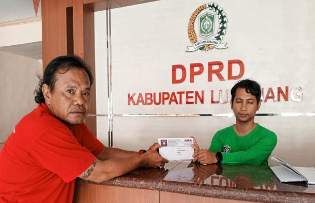 Foto: Dendik Zeldianto menyerahkan surat ke DPRD Lumajang