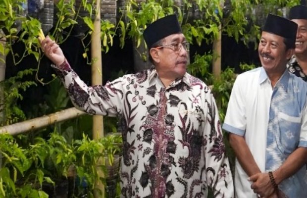 Foto: Wakil Bupati Sumenep, KH. Imam Hasyim, di acara panen perdana Kampoeng Cabe