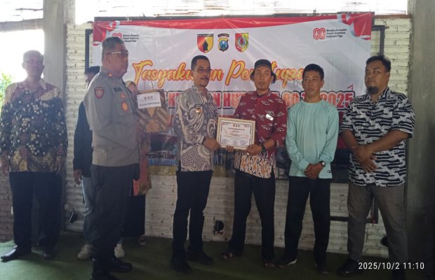 Foto: Muspika Pakusari saat memberikan penghargaan kepada lintas sektoral