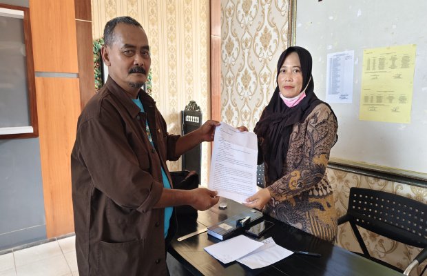 Foto: SAMAUDDIN saat menyerahkan Dumas ke Kejaksaan Negeri Sumenep