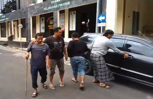 Foto: Terduga pelaku saat diamankan tim Buser 