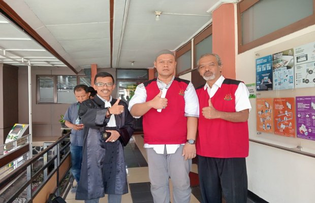 Foto: Kuasa hukum bersama terdakwa usai menjalani sidang di Pengadilan Negeri Malang