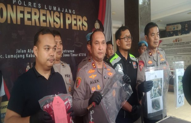 Foto : Kapolres Lumajang AKBP Akex S, (tengah) menunjukkan barang bukti.
