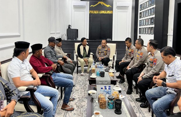 Foto: Kapolres Lumajang menemui langsung keluarga tersangka Curwan.