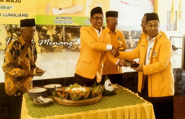 Foto : Pemotongan tumpeng oleh Ketua DPD Partai Golongan Karya Kabupaten Lumajang.