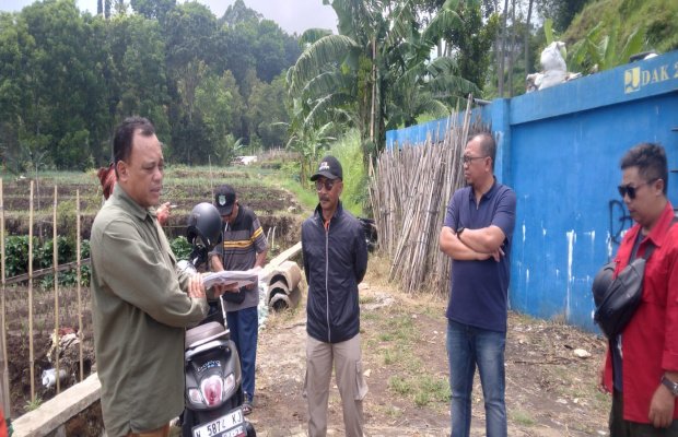 Foto: Kadis Perkim Kota Batu saat meninjau hippam di Dusun Wunucari
