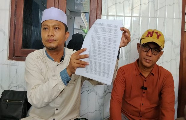 Foto: Kuasa hukum Fajar, Kamarullah dari LBH Achmad Madani Putra & Rekan saat konferensi pers