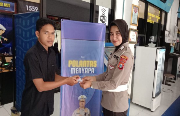 Foto: Polantas menyapa mensosialisasikan kepada warga Kota Batu
