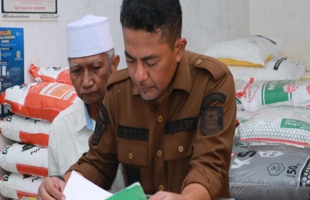 Foto: Bupati Probolinggo dr. Mohammad Haris (Gus Haris) Didampingi Letkol Arh Iwan Hermaya Dandim 0820 Probolinggo Sidak Kios Pupuk