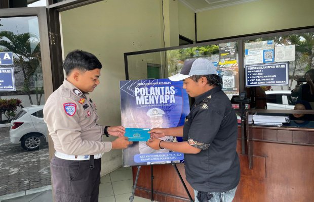 Foto: Petugas Samsat Polres Batu saat menyapa masyarakat