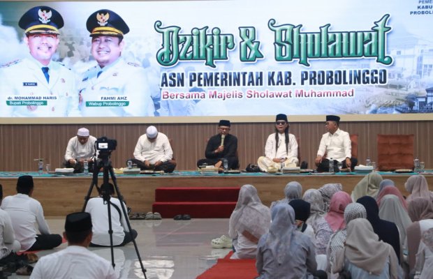 Foto: Bupati Probolinggo dr. Mohammad Haris Bersama ASN Dalam Kegiatan Dzikir dan Bersholawat