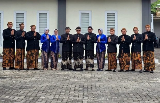 Foto: Direktur BPRS Bhakti Sumekar beserta seluruh staf dan karyawan 