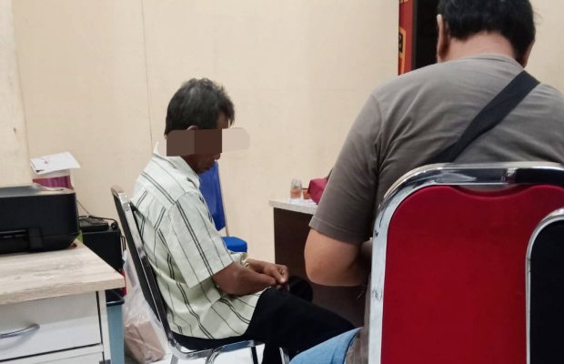 Foto: 'WD' terduga pelaku, nampak lesu duduk di kursi, di hadapan penyidik.