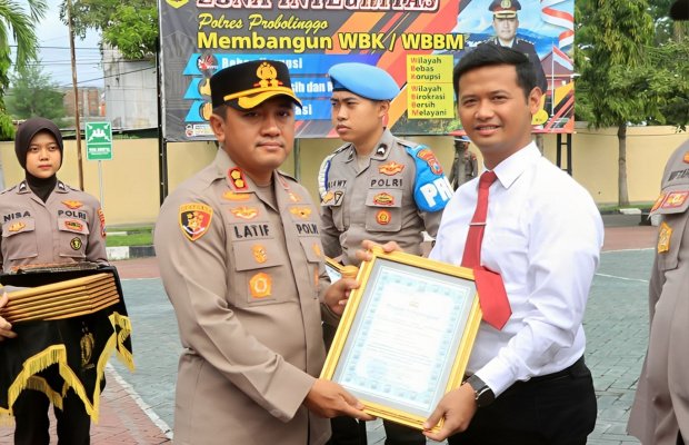 Foto: Kapolres Probolinggo AKBP M Wahyudin Latif saat Memberikan Penghargaan
