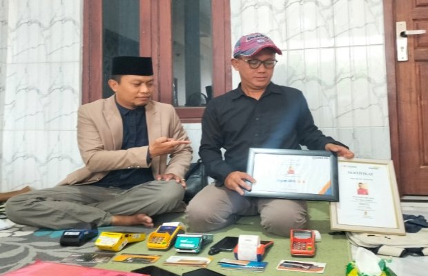 Foto: Fajar Satria dan Kuasa Hukumnya, Kamarullah saat melakukan konferensi pers