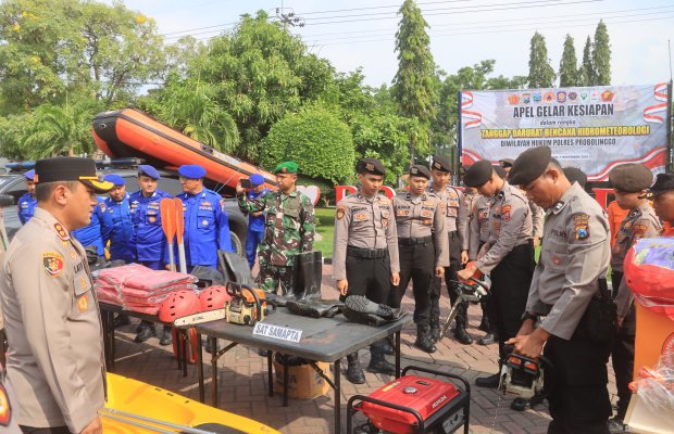 Foto: Kapolres Probolinggo Kota, AKBP M Wahyudin Latif  saat Pimpin Apel Gabungan