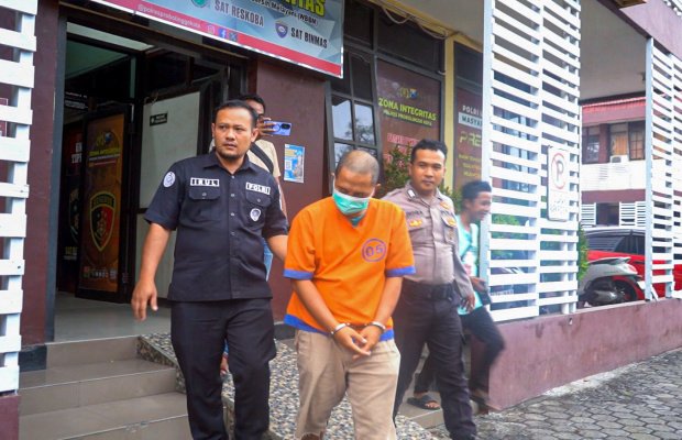 Foto: BE (39) Saat Digelendeng Ke Mapolres Probolinggo Kota