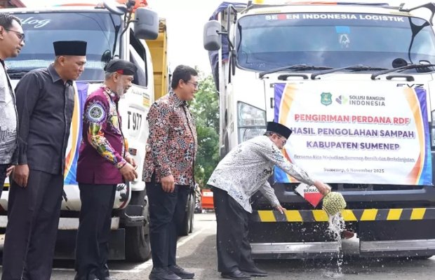 Foto: Wakil Bupati Sumenep, KH Imam Hasyim melakukan prosesi menandai pengiriman perdana RDF hasil pengolahan sampah dari Kabupaten Sumenep ke Pabrik PT Solusi Bangun Indonesia Tbk di Tuban, Jatim.