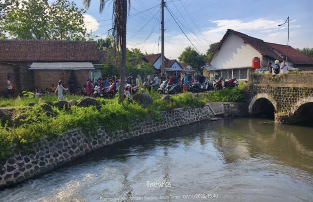 Foto: Warga Desa Kertosono, Kec. Gading berbondong mendatangi lokasi penemuan mayat bayi 