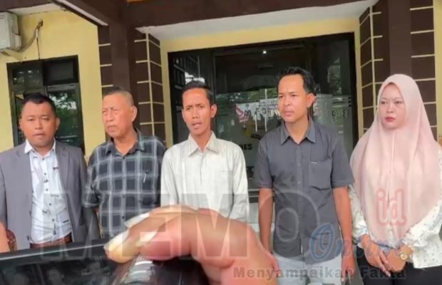 Foto: Jakfar Sodik, kuasa hukum korban (tengah baju putih) di Mapolres Sampang