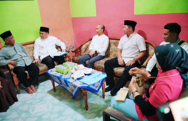 Foto: dr. Aminuddin Wali Kota Probolinggo Saat Takziah dan Menyerahkan Langsung Santunan Dana Kematian