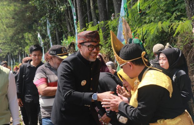 Foto: Bupati Probolinggo dr. Mohammad Haris Saat Membuka Seven Lakers Festival 2025