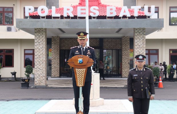 Foto: Waka Polres Batu saat memimpin Upacara Hari Pahlawan 2025