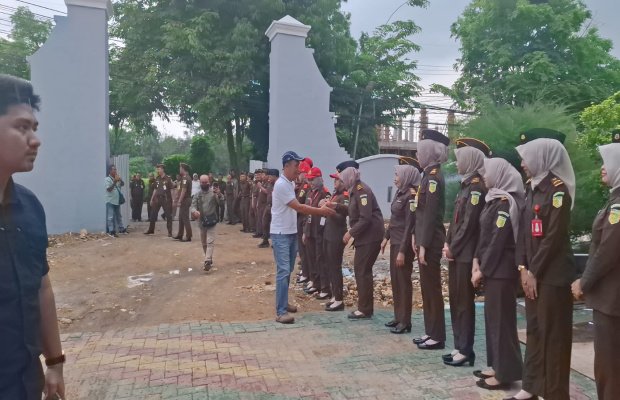 Foto: Kajari Baru Sumenep Nurhadi Puspandoyo saat menyalami para staf dan Karyawan 