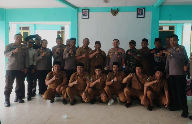 Foto : Kapolres Lumajang (tengah), didampingi anggotanya, foto bersama dengan Kades dan perangkat Desa Sukosari