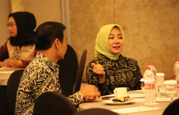 Foto: dr. Evariani Aminuddin Saat Menghadiri Rakerda Dekranasda Propensi Jawa Timur