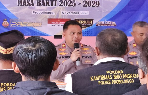 Foto: Kapolres Probolinggo AKBP M. Wahyudin Latif Saat Mengukuhkan Pokdar Kamtibmas