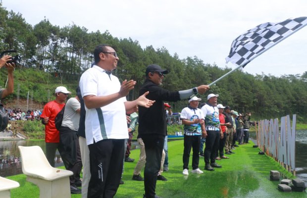 Foto: Bupati Probolinggo dr. Mohammad Haris Saat Membuka Lomba Dayung
