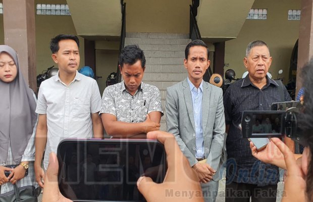 Foto : Jakfar Sodiq (dua dari kanan) bersama tim di Polres Sampang