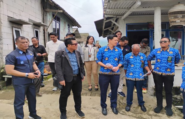 Foto: Warga Junggo didampingi Anggota DPRD Kota Batu, dan Kepala Desa Tulungrejo saat menolak konstatering