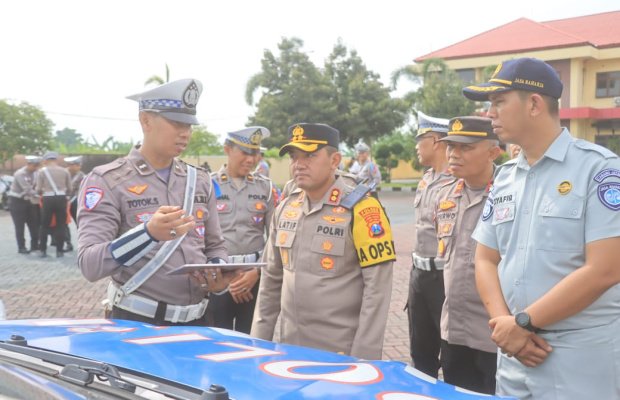 Foto: AKBP Wahyudin Latif Memimpin Apel Gelar Pasukan Operasi Zebra Semeru 2025