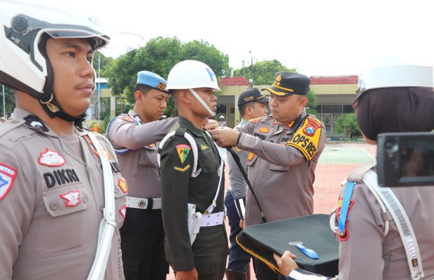Foto: Kapolres Sumenep, AKBP Rivanda, S.I.K., saat menyematkan tanda dimulainya Ops Zebra Semeru 2025 