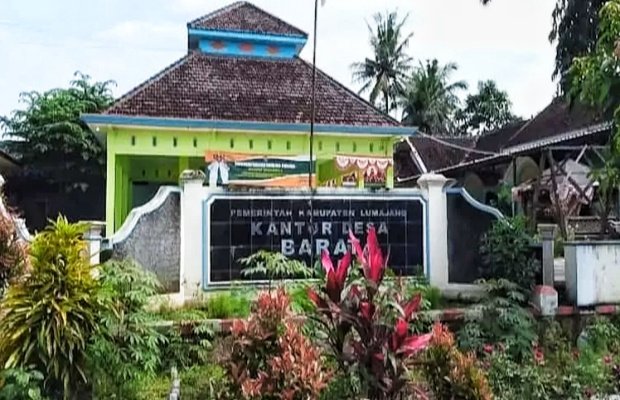 Foto : Kantor Desa Barat nampak dari depan