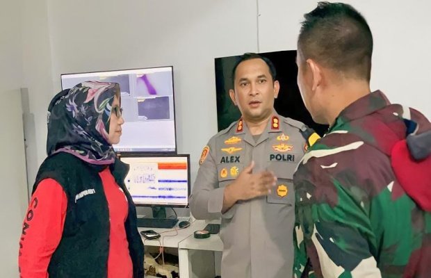 Foto: Bupati Lumajang, Indah Amperawati mengenakan hijab.