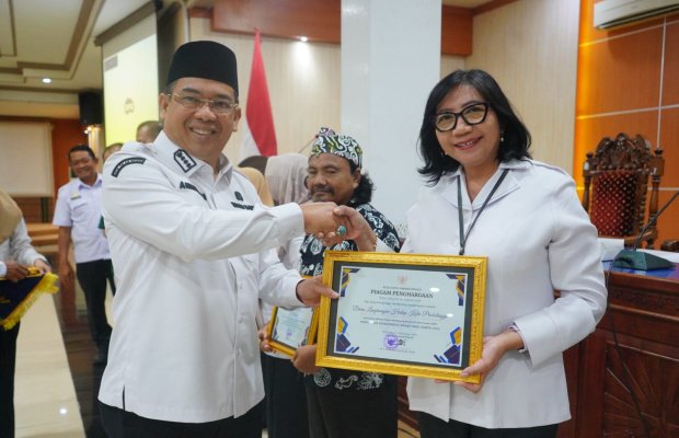 Foto: dr. Aminuddin Wali Kota Probolinggo Saat Memberikan Penghargaan