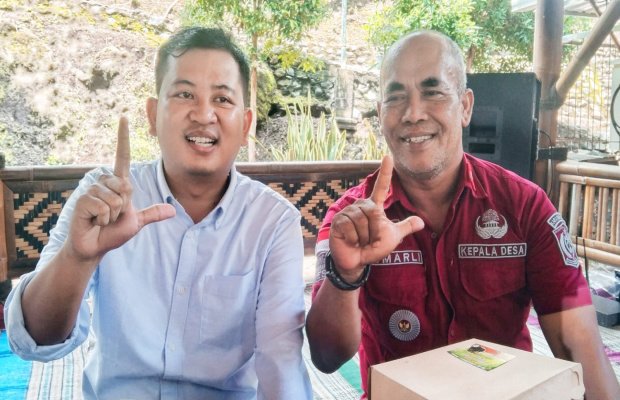 Foto : Reza Hadi Kurniawan, Ketua Komisi A DPRD Kabupaten Lumajang (kiri) dengan Sumarli Kepala Desa Petahunan, berpose tangan tanda Lumajang