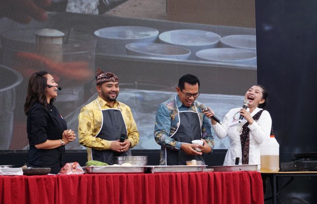 Foto: Wali Kota Batu, Nurochman, S.H., M.H bersama Wakil Wali Kota Batu, Heli Suyanto, S.H., M.H didampingi Ketua PHRI Kota Batu, H. Sujud Hariadi, S.E saat membuka event Batu Street Food Festival #8 Tahun 2025.