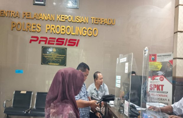 Foto: AR Didampingi Kuasa Hukumnya Saat Laporan Ke Polres Probolinggo.